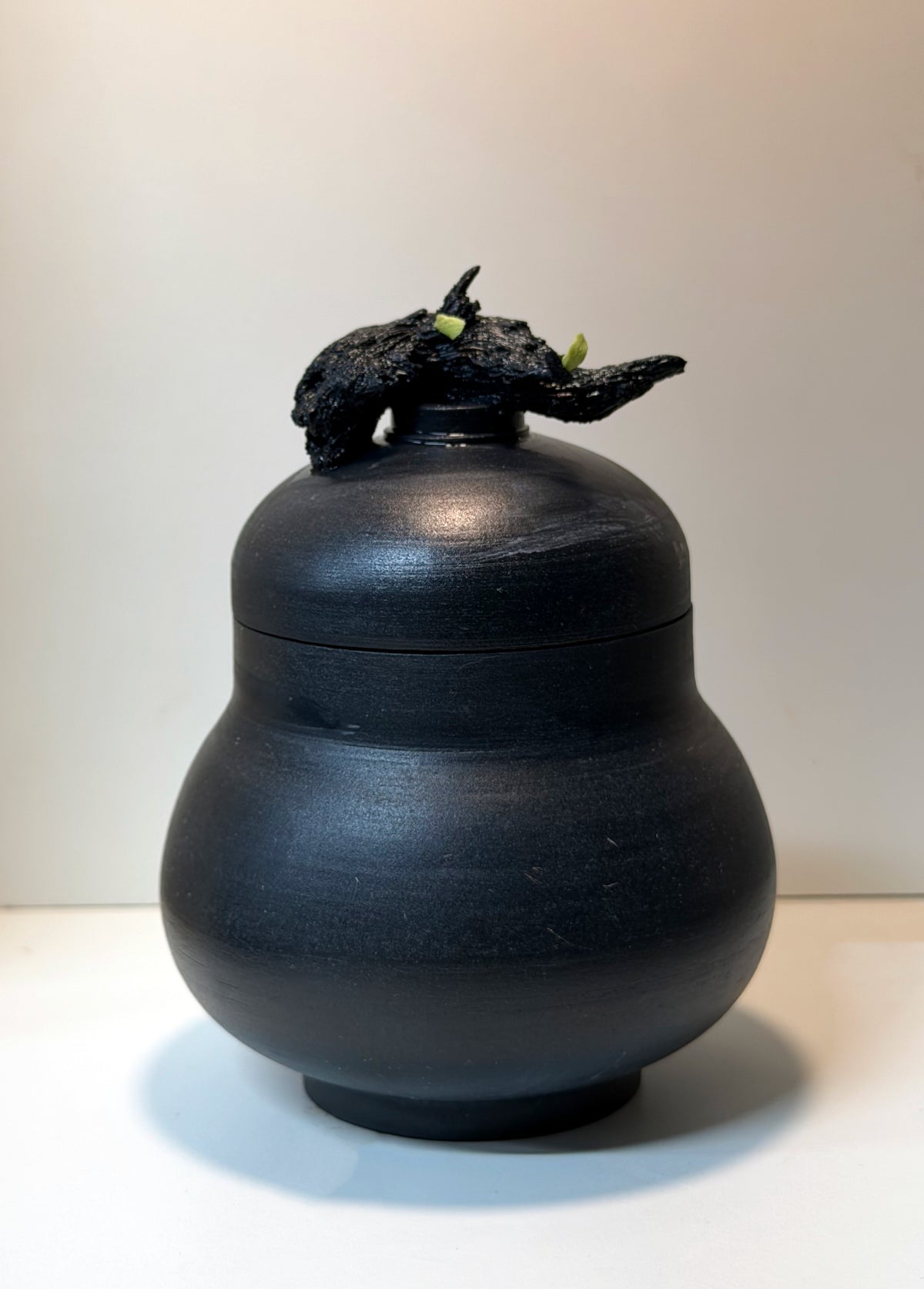 墨芽茶倉 Ink Bud black porcelain tea storage jar